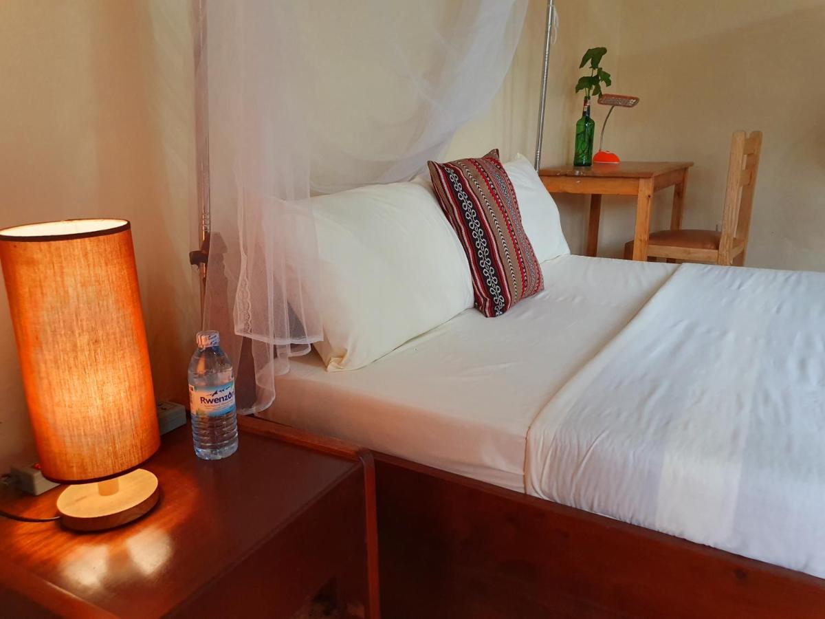 Annas Bed And Breakfast เอนเทบเบ้ ภายนอก รูปภาพ