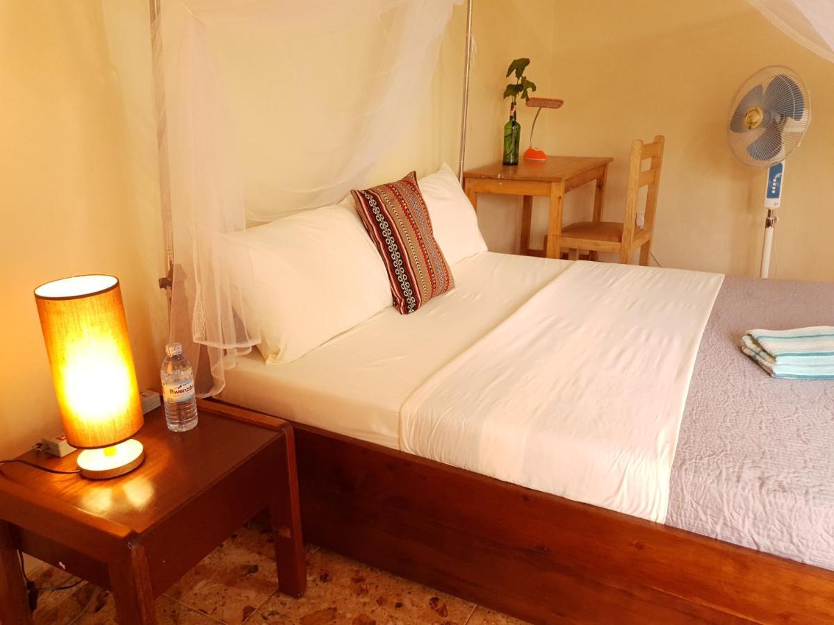 Annas Bed And Breakfast เอนเทบเบ้ ภายนอก รูปภาพ